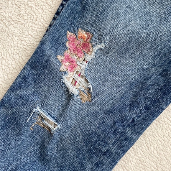 White House Black Market Mid Rise The Straight Crop Floral Embroidered Jeans - Picture 6 of 16